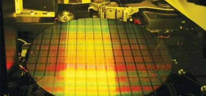 8?疾?鼙???┎?芟蓿?掠涡酒?罢恰鄙?欢希? /></div>
<div>
</div>
<div>
受下半年消费电子、汽车电子市场需求强势反弹,车用半导体、物联网MCU、PMIC、CIS、分立器件、MEMS、指纹识别芯片等对于8英寸厂投片需求的持续增长,以及部分MOSFET由6英寸厂转向8英寸厂,加重了8英寸产能的负担,致使目前8英寸晶圆代工厂的产能爆满。</div>
<div>
</div>
<div>
由于12英寸晶圆厂已经成为当前主流,这也使得上游的半导体设备厂近年来也开始将产品线转向12英寸产线,很多8英寸产线所需的半导体设备已经停产,二手设备昂贵又流通量少,导致8英寸晶圆新产能增长有限,而新建晶圆厂成本高昂,并且从兴建到量产至少需要三年,因此新建产能的“远水”难救“近火”。</div>
<div>
</div>
<div>
8英寸晶圆代工市场产能持续爆满,供不应求,价格也是水涨船高,目前多家晶圆代工厂商已上调报价,联电、世界先进等公司在第四季度,将价格提高约10%~15%。有消息称2021年涨幅20%起跳,急单将达到40%。</div>
<div>
</div>
<div>
近期,国内的一些芯片厂商或分销商也已经承受不住上游缺货涨价的压力,也纷纷开始涨价。</div>
<div>
</div>
<div>
<strong> 士兰微 </strong></div>
<div>
12月9日,杭州士兰微电子表示,由于MOS圆片及封装材料价格上涨,同时受产能的影响,我司相关产品的成本不断上升,为了保证产品的供应,保持良好的业务关系,经公司慎重研究决定,从即日起(2020年12月9日),我司SGT MOS产品的价格本月提涨20%。</div>
<div>
</div>
<div>
<strong> 芯朋微 </strong></div>
<div>
因上游晶圆厂及封装厂产能持续紧张,供应商陆续开始涨价,我司相应成本增加10%-15%不等,目前的售价已经无法执行,所以很抱歉的通知您,从12月7日开始我司AP8012H/AP8022H系列产品价格统一上调5%,具体执行价格请咨询我司相关销售。</div>
<div>
</div>
<div>
<strong> 德普微 </strong></div>
<div>
9月18日,德普微电子发布了产品涨价通知,由于接到上游原材料供应商的涨价通知,导致产品成本不断上升,现决定从2020年10月1日起对产品价格进行相应调整,并称向其采购的8205在原有价格基础上,上调0.02元。</div>
<div>
</div>
<div>
<strong> 金誉半导体 </strong></div>
<div>
深圳金誉半导表示从2020年10月1日起,对MOS管和IC系列产品价格作出相应上调,调整幅度为20%-30%。</div>
<div>
<strong> </strong></div>
<div>
<strong> 富满电子 </strong></div>
<div>
12月16日,富满电子再次发布涨价通知。由于晶圆及MOS价格大幅度上涨,所有产品含税价格在现行价格基础上统一上调10%;方案将于2021年1月1日开始执行。这已经是富满电子自今年9月以来的第三次涨价。</div>
<div>
</div>
<div>
<strong> 无锡新洁能 </strong></div>
<div>
12月21日,无锡新洁能同样给客户发布了价格调整通知函,通知函表示,由于上游原材料以及封装成本持续上涨,且产能紧张、投产周期延长,我司产品成本大幅增加,原有价格难以满足供货需求。自2021年1月1日起,我司的产品价格将根据具体产品型号做不同程度的调整。</div>
<div>
</div>
<div>
目前晶圆代工市场市场的产能紧缺及涨价的情况,短期内是难以解决的,力积电董事长黄崇仁就曾表示,“目前晶圆产能已紧张到不可思议,客户对产能的需求已达恐慌程度,预估明年下半年到2022年下半年。”</div>
</div>
<div class=